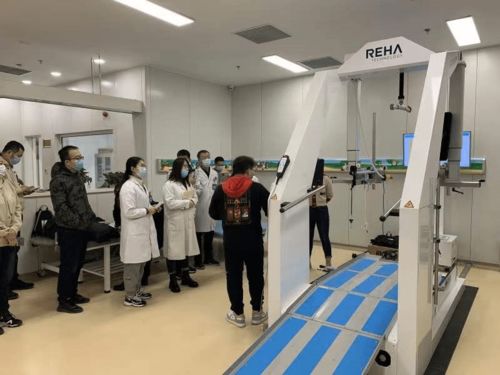 机械腿助力“太空漫步” 太原市人民医院迎来全新智能减重康复训练机器人